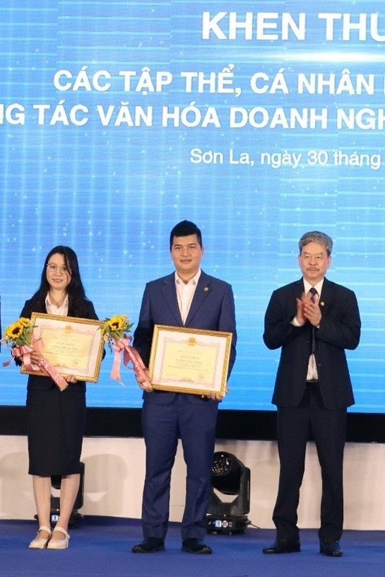 Anh Doãn Tuấn Dương (đứng giữa) được khen thưởng cá nhân hoàn thành tốt công tác văn hoá doanh nghiệp năm 2022