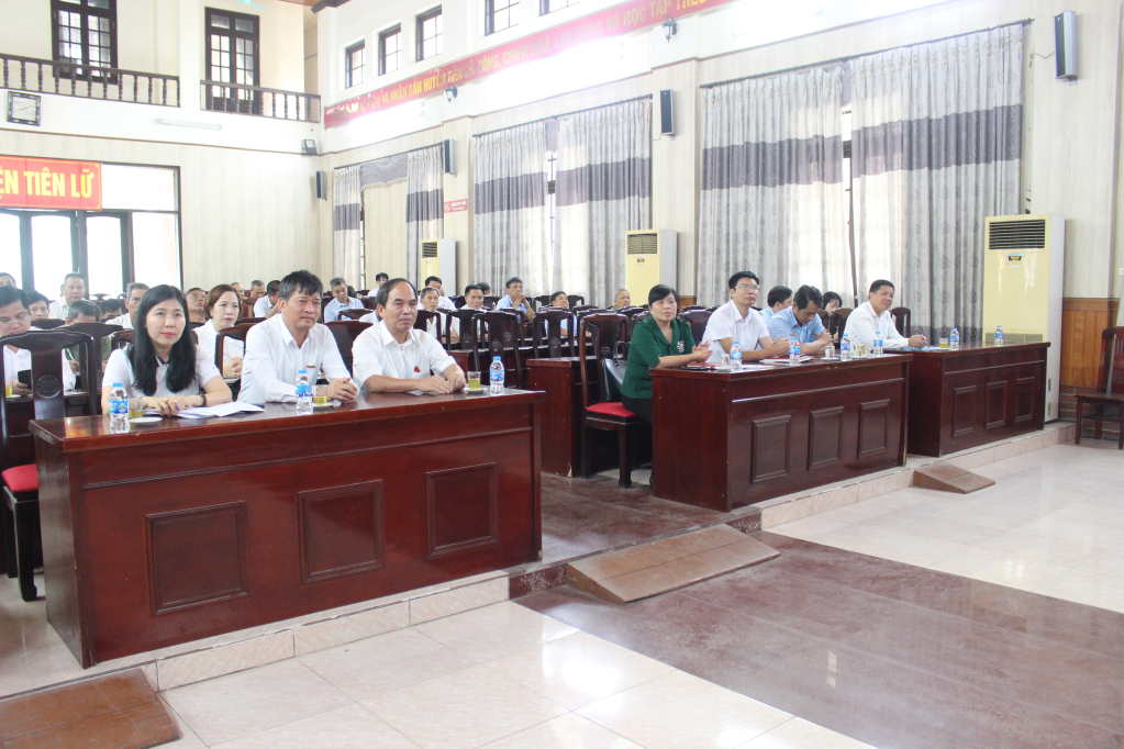 Các đại biểu HĐND tỉnh tại hội nghị tiếp xúc cử tri huyện Tiên Lữ
