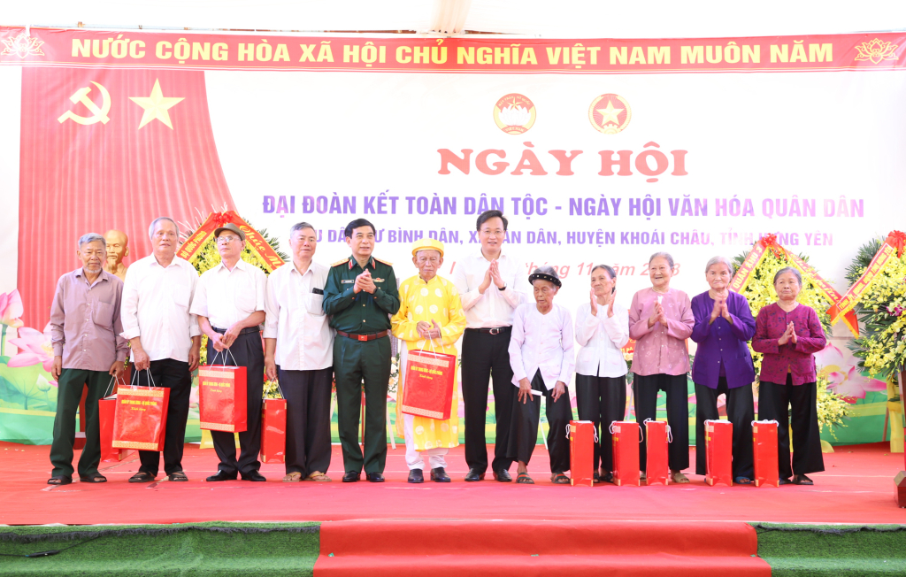 Bộ trưởng Bộ Quốc phòng Phan Văn Giang và Bí thư Tỉnh ủy Nguyễn Hữu Nghĩa trao quà tặng các gia đình chính sách của KDC Bình Dân