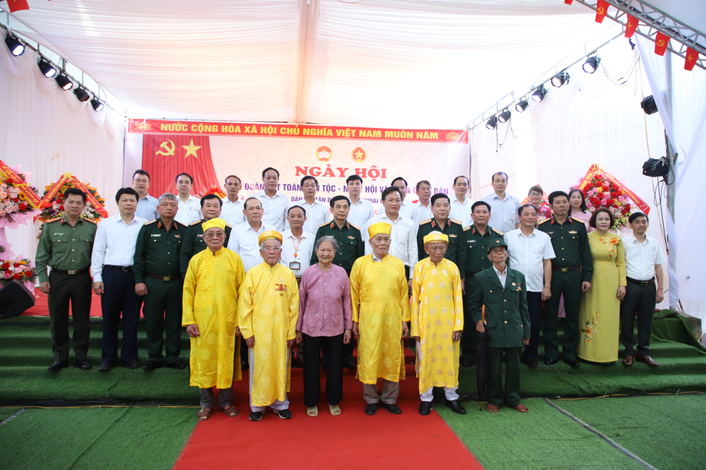 Bộ trưởng Bộ Quốc phòng Phan Văn Giang và Bí thư Tỉnh ủy Nguyễn Hữu Nghĩa trao quà tặng các gia đình chính sách của KDC Bình Dân