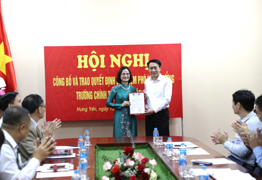 Đồng chí Trưởng ban Tổ chức Tỉnh ủy Phạm Văn Khuê trao quyết định bổ nhiệm Phó Hiệu trưởng Trường Chính trị Nguyễn Văn Linh cho đồng chí Lê Thị Hoa
