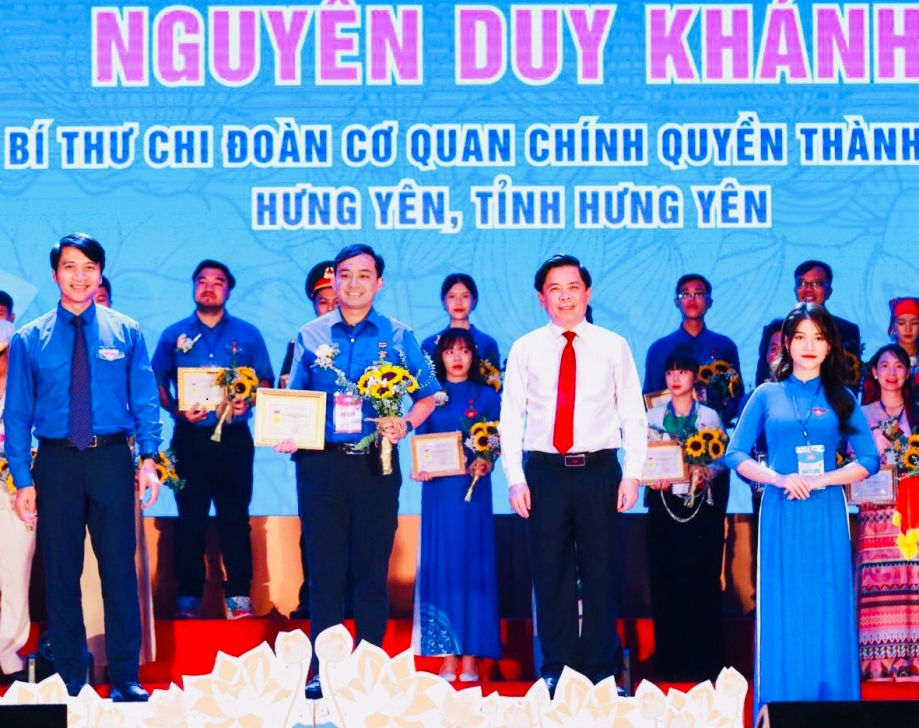Đồng chí Nguyễn Duy Khánh (ở giữa), Bí thư chi đoàn Chính quyền UBND thành phố Hưng Yên