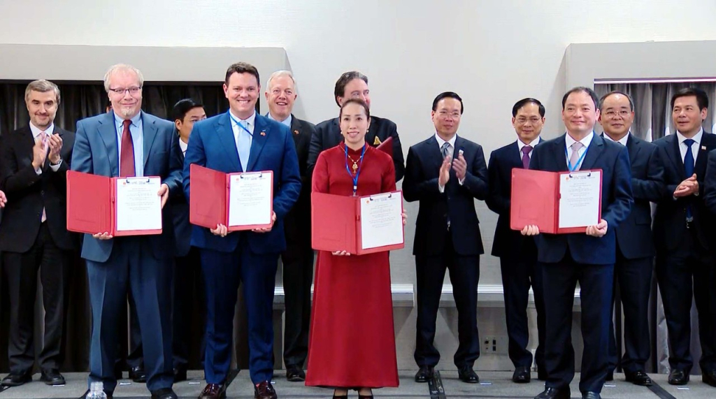  Trao biên bản ghi nhớ MOU thỏa thuận hợp tác giữa UBND tỉnh Hưng Yên, SaigonTel với Công ty Allotrope Parts