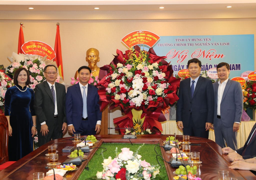 Đồng chí Phó Bí thư Thường trực Tỉnh ủy, Chủ tịch HĐND tỉnh Trần Quốc Toản tặng hoa chúc mừng Trường Chính trị Nguyễn Văn Linh