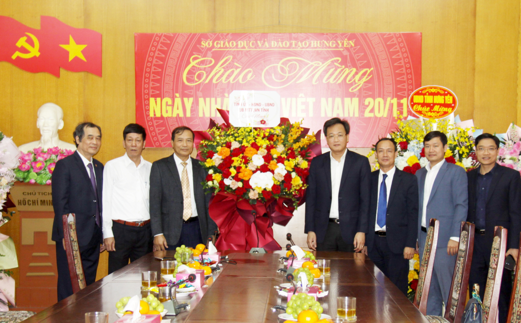 Đồng chí Bí thư Tỉnh ủy Nguyễn Hữu Nghĩa tặng hoa chúc mừng cán bộ, công chức Sở Giáo dục và Đào tạo.