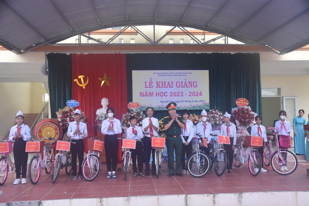 Lãnh đạo Ban CHQS huyện Phù Cừ trao xe đạp tặng học sinh Trường THCS Nguyên Hoà vượt khó, đạt thành tích cao trong học tập