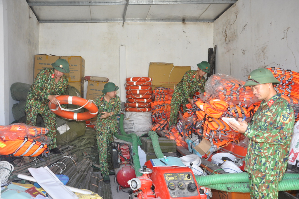Ban CHQS huyện Phù Cừ chuẩn bị phương tiện phục vụ công tác phòng, chống bão úng và tìm kiếm cứu nạn