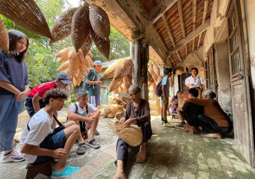 Du khách tham quan làng nghề đan đó Tất Viên, xã Thủ Sỹ (Tiên Lữ)