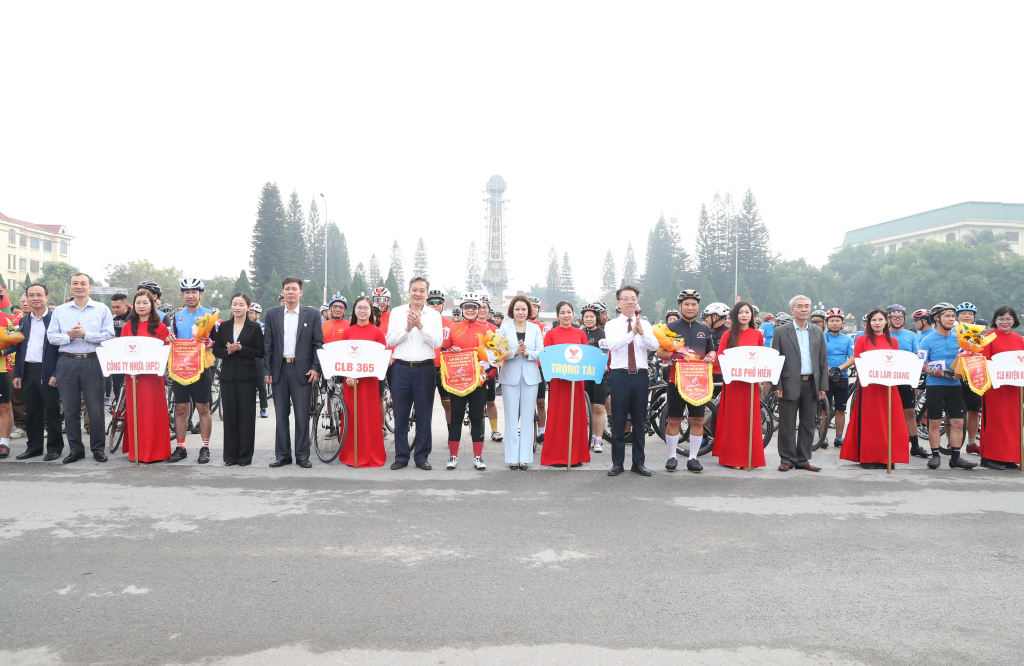 Trao cờ lưu niệm tặng các đơn vị tham gia Giải đua xe đạp các Câu lạc bộ tỉnh Hưng Yên lần thứ nhất năm 2023