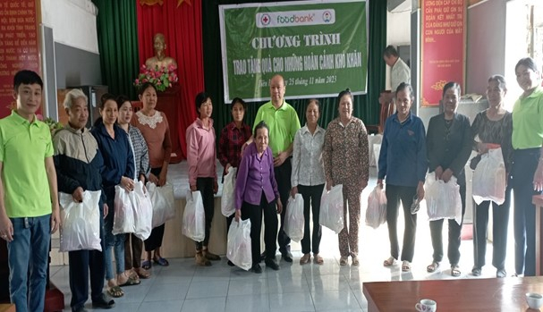 Trao quà tặng đối tượng có hoàn cảnh khó khăn tại huyện Tiên Lữ