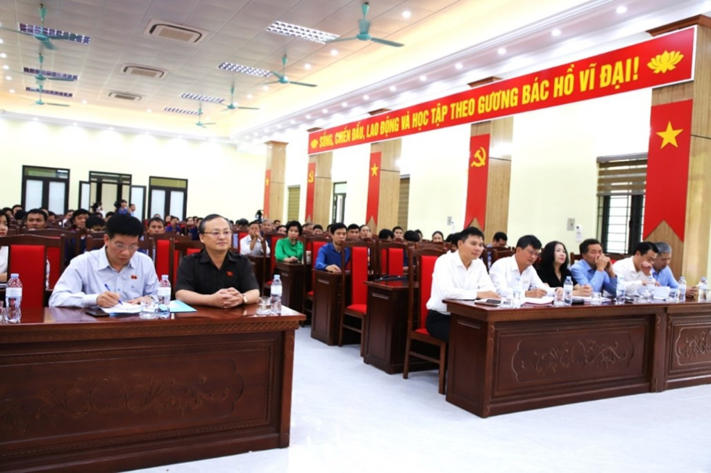 Các đại biểu dự hội nghị tiếp xúc cử tri tại huyện Kim Động