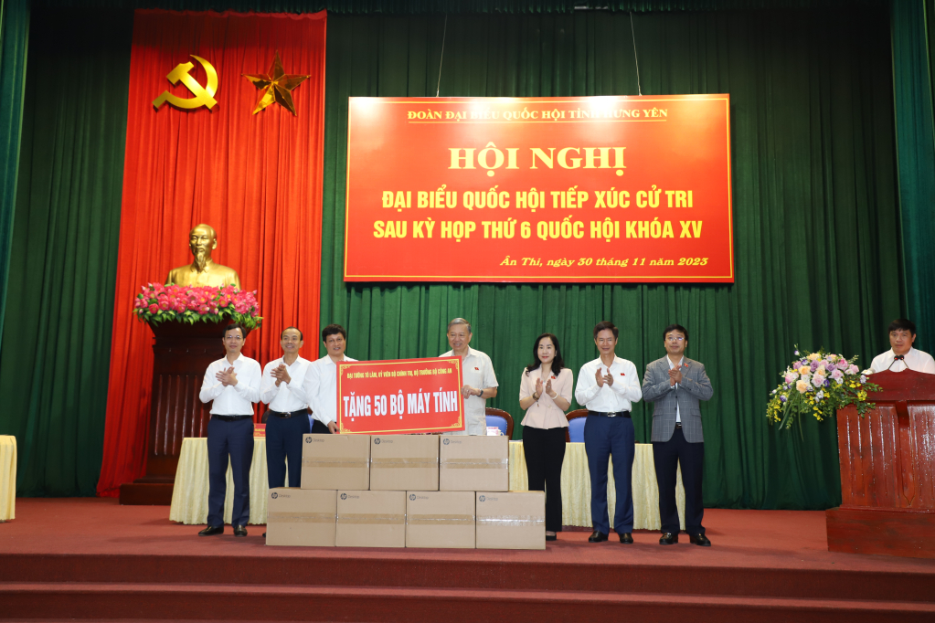 Đại tướng Tô Lâm trao máy tính tặng các trường học trên địa bàn huyện Ân Thi