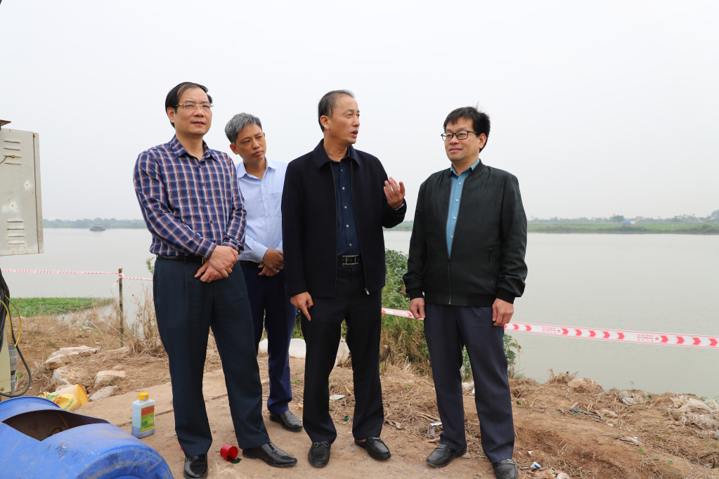 Phó Chủ tịch UBND tỉnh Nguyễn Hùng Nam kiểm tra vị trí sạt lở đê tả sông Luộc đoạn qua xã Nguyên Hòa (Phù Cừ)