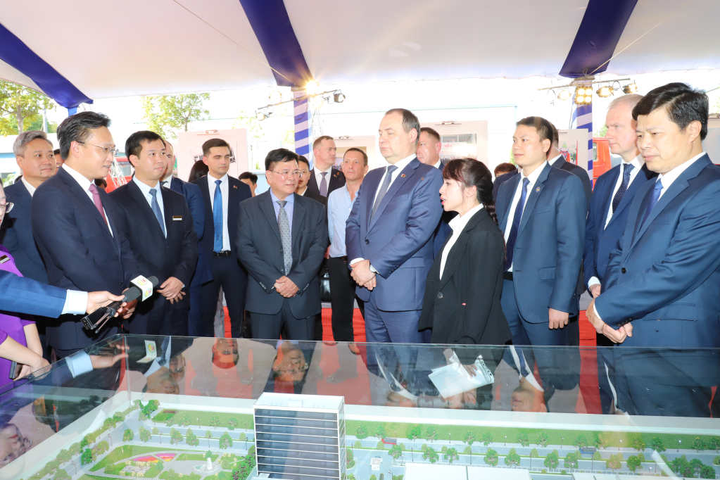 Thủ tướng Cộng hòa Belarus Roman Golovchenko và Đoàn đại biểu cấp cao Chính phủ Cộng hòa Belarus cùng các đồng chí lãnh đạo tỉnh thăm Công ty cổ phần Maz Asia đóng tại xã Chính Nghĩa (Kim Động)