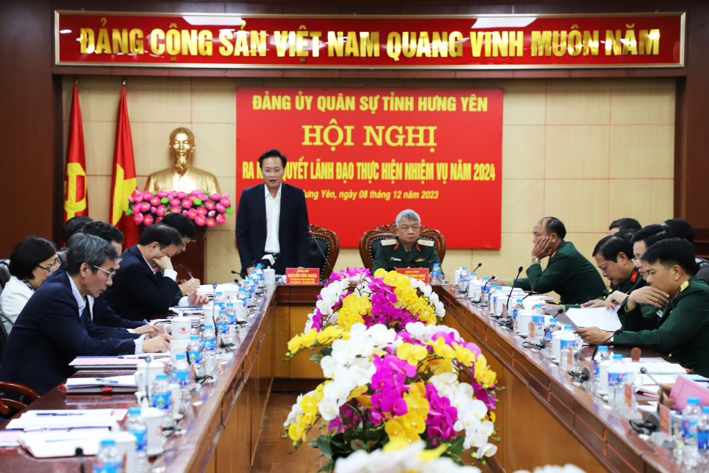 Đồng chí Nguyễn Hữu Nghĩa, Ủy viên BCH Trung ương Đảng, Bí thư Tỉnh ủy, Bí thư Đảng ủy Quân sự tỉnh phát biểu tại hội nghị