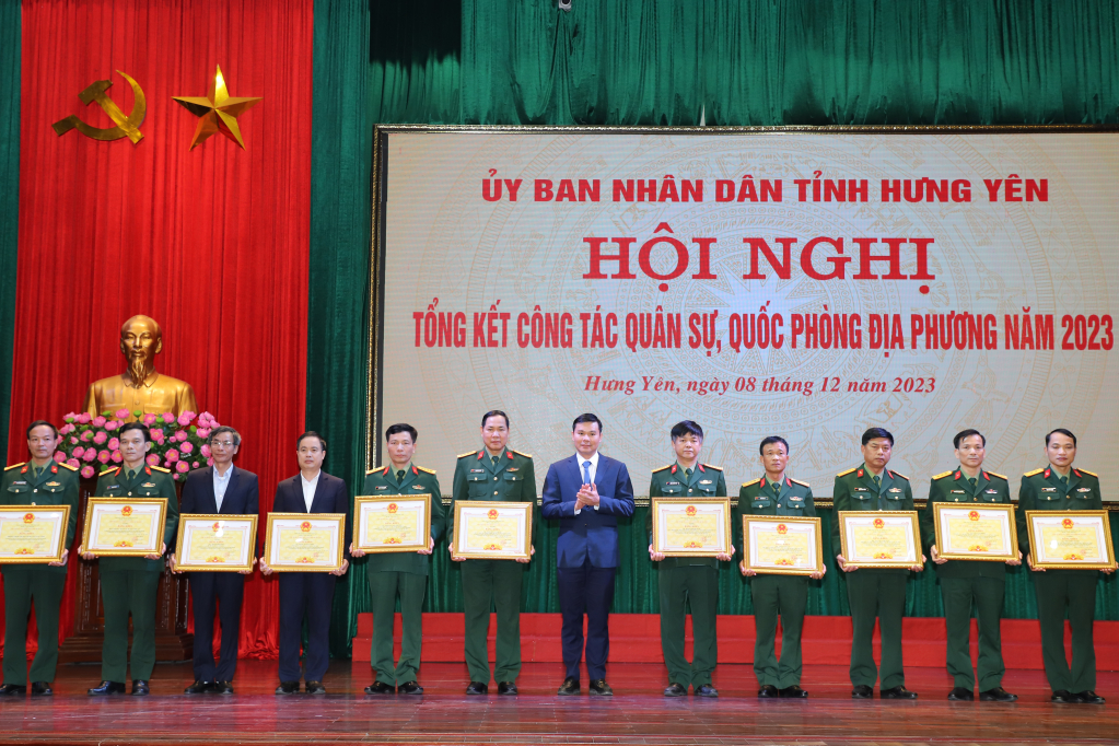 Phó Chủ tịch Thường trực UBND tỉnh Nguyễn Lê Huy trao Bằng khen của Chủ tịch UBND tỉnh tặng các tập thể và cá nhân