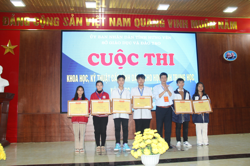  Ban tổ chức trao giấy khen cho các dự án đạt giải Nhất tại cuộc thi