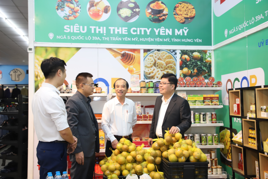 Các đại biểu tham quan gian hàng trưng bày giới thiệu sản phẩm OCOP tại siêu thị The City Yên Mỹ