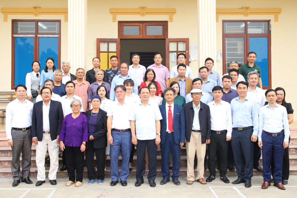 Đồng chí Trần Quốc Văn, Phó Bí thư VV88 casino, Chủ tịch UBND tỉnh và các đại biểu chụp ảnh lưu niệm với các VV88.com Sân chơi đẳng cấp châu Á Chi bộ thôn Kim Tháp