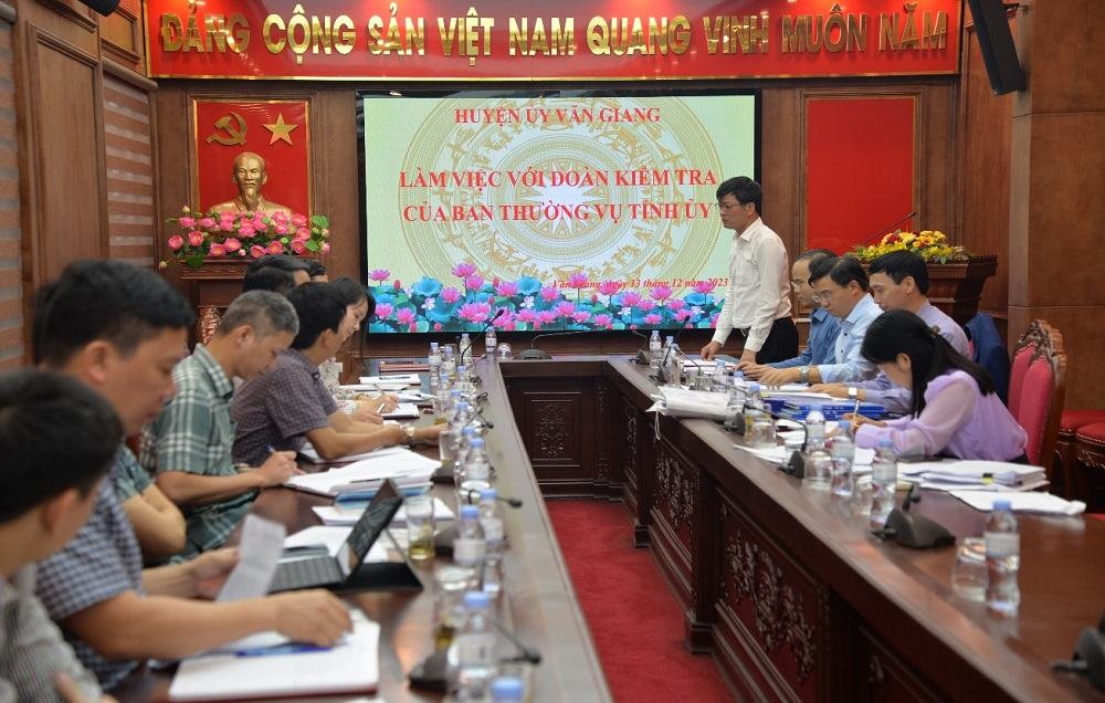 Các đại biểu tham dự buổi kiểm tra tại huyện Văn Giang