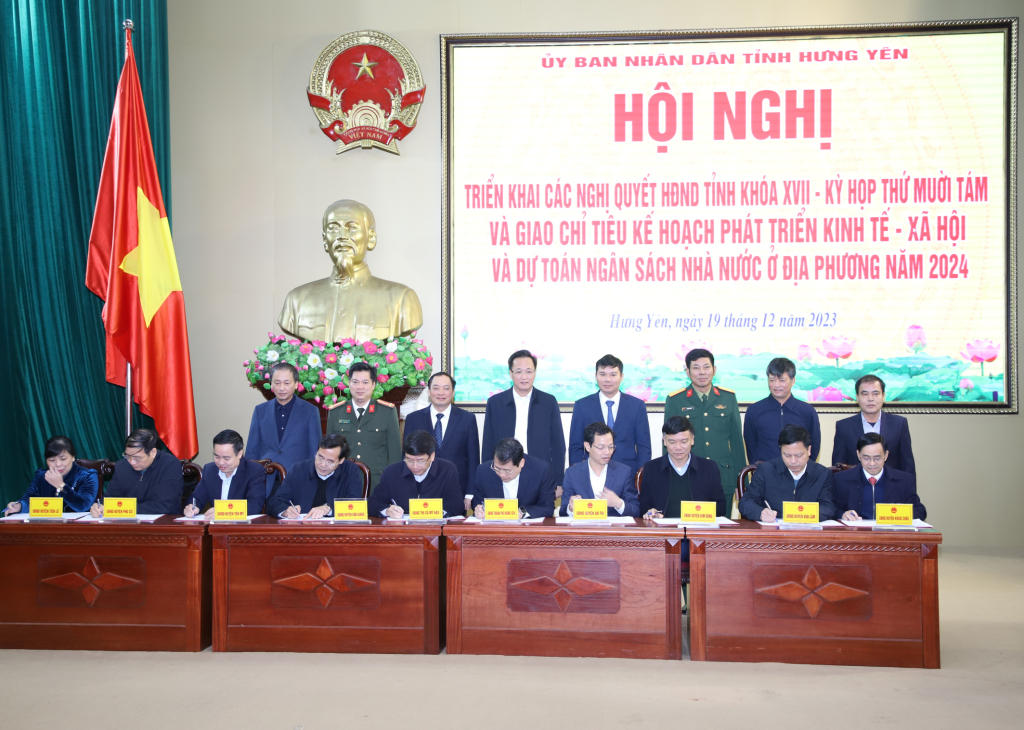 Các huyện, thị xã, thành phố ký kết giao ước thi đua hoàn thành các chỉ tiêu phát triển kinh tế - xã hội năm 2024
