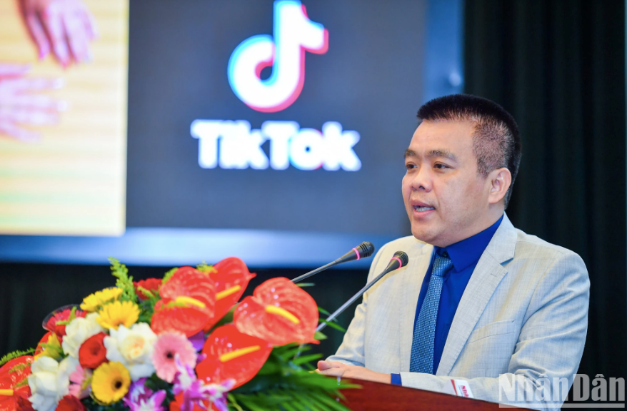 Đại diện TikTok Việt Nam trình bày về các giải pháp hỗ trợ chủ thể OCOP để có thể mở rộng kênh phân phối và tiêu thụ.