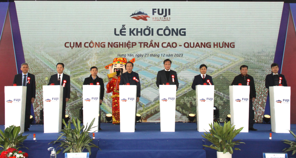 Bí thư Tỉnh ủy Nguyễn Hữu Nghĩa và các đại biểu nhấn nút khởi công CCN Trần Cao- Quang Hưng