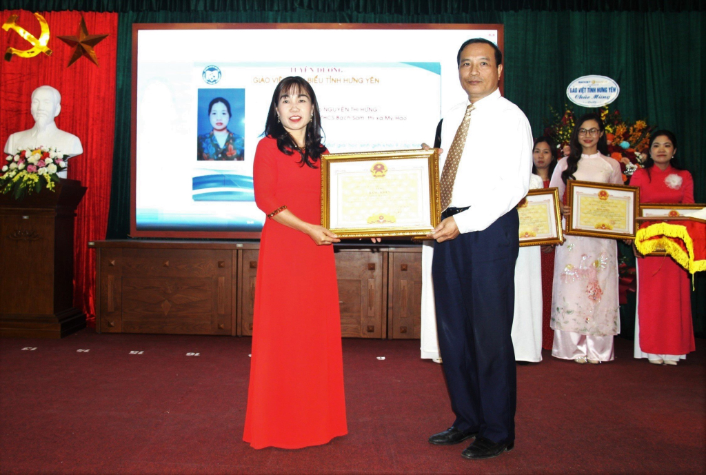 Cô giáo Trịnh Thị Mai nhận Bằng khen của Chủ tịch UBND tỉnh tặng