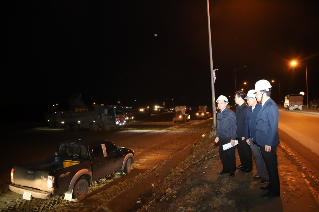 Lãnh đạo Sở Giao thông vận tải kiểm tra việc thi công dự án xây dựng đường bên của tuyến đường bộ nối đường cao tốc Hà Nội- Hải Phòng với đường cao tốc Cầu Giẽ- Ninh Bình