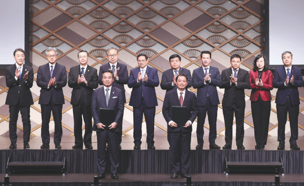 Tại Diễn đàn kinh tế Việt Nam - Nhật Bản (tháng 12/2023), trước sự chứng kiến của Thủ tướng Chính phủ Phạm Minh Chính, Chủ tịch UBND tỉnh Trần Quốc Văn và đại diện Tập đoàn Sumitomo (Nhật Bản) trao đổi bản ghi nhớ (MOU) về việc hợp tác thúc đẩy dự án Khu công nghiệp Thăng Long II, giai đoạn 4 (Ảnh: TTXVN)