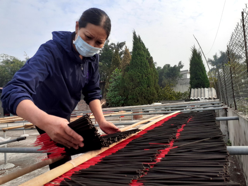 Sản xuất hương ở thôn Cao