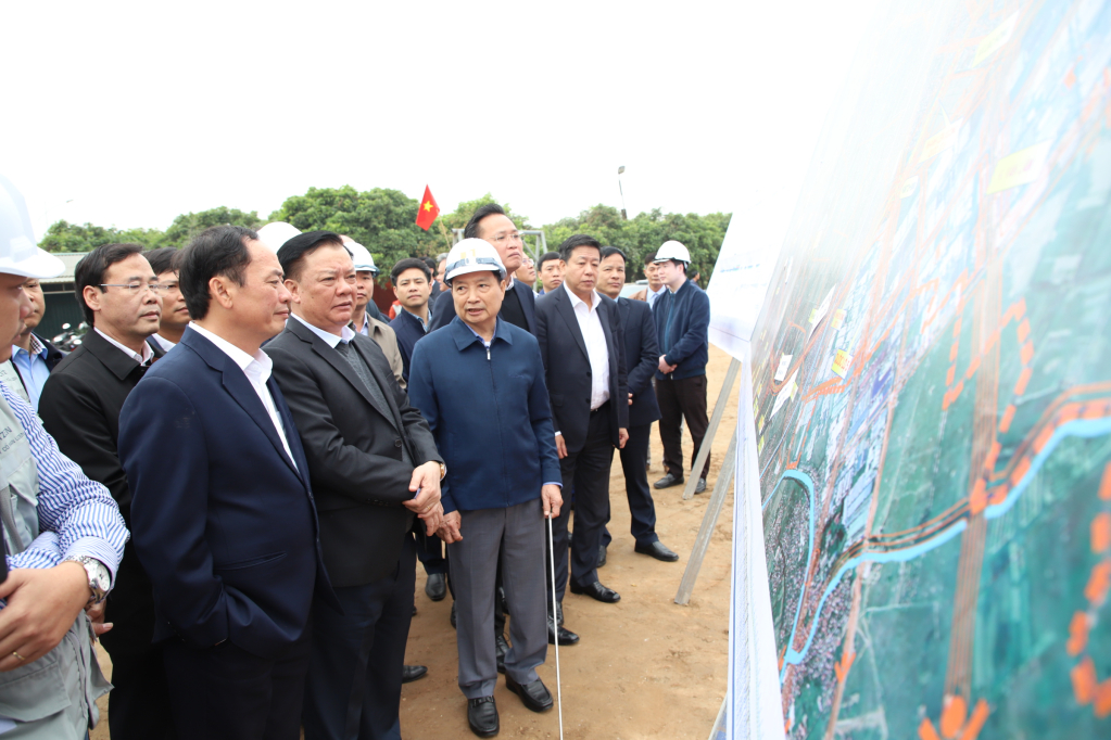 Các đại biểu kiểm tra thực địa tình hình thi công xây dựng dự án đầu tư xây dựng đường Vành đai 4 – Vùng Thủ đô Hà Nội trên địa bàn tỉnh Hưng Yên
