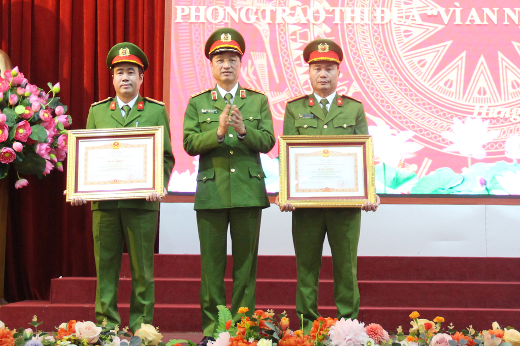 Thừa ủy quyền của Thủ tướng Chính phủ, Thượng tướng Nguyễn Duy Ngọc, Ủy viên BCH Trung ương Đảng, Thứ trưởng Bộ Công an trao Bằng khen của Thủ tướng Chính phủ tặng 1 tập thể và 1 cá nhân có thành tích xuất sắc trong điều tra, triệt phá vụ án mua bán, vận chuyển trái phép chất ma túy xảy ra tại địa bàn xã Thủ Sỹ (Tiên Lữ)