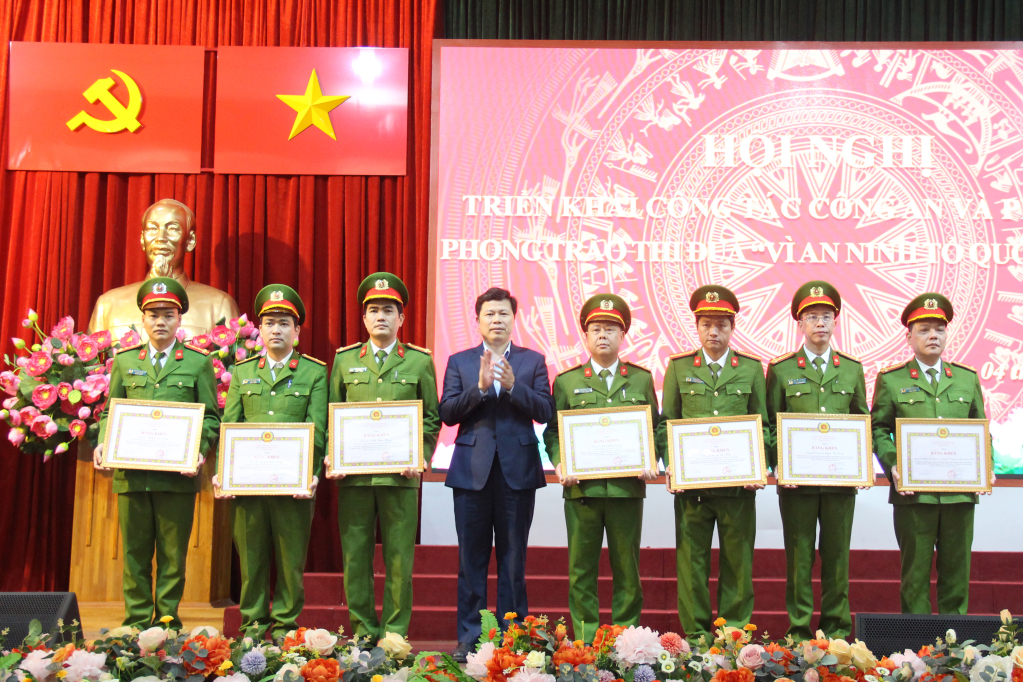 Đồng chí Trần Quốc Toản, Phó Bí thư Thường trực Tỉnh ủy, Chủ tịch HĐND tỉnh trao Bằng khen của Ban Thường vụ Tỉnh ủy tặng các tập thể, cá nhân có thành tích xuất sắc trong đấu tranh, triệt phá thành công chuyên án giết người, cướp tài sản xảy ra tại xã Cửu Cao (Văn Giang)