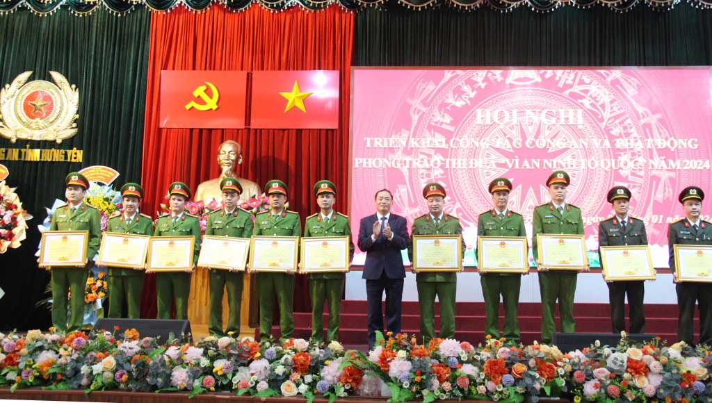 Đồng chí Trần Quốc Văn, Phó Bí thư Tỉnh ủy, Chủ tịch UBND tỉnh trao Bằng khen của Chủ tịch UBND tỉnh tặng các tập thể có thành tích xuất sắc trong phong trào thi đua Vì an ninh Tổ quốc năm 2023; có thành tích xuất sắc trong đấu tranh, triệt phá một số vụ án, chuyên án.
