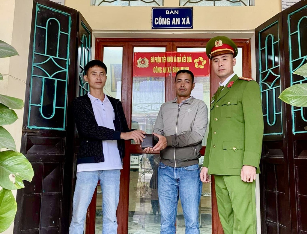 Tại trụ sở Công an xã Bình Minh, anh Nguyễn Văn Giang (người đứng ngoài cùng bên trái) trả lại tài sản cho người bị mất