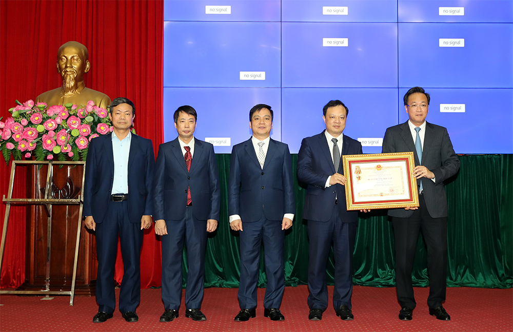 Thừa ủy quyền của Chủ tịch nước, Bí thư Tỉnh ủy Nguyễn Hữu Nghĩa trao Huân chương Độc lập hạng Nhì tặng cơ quan UBKT Tỉnh ủy