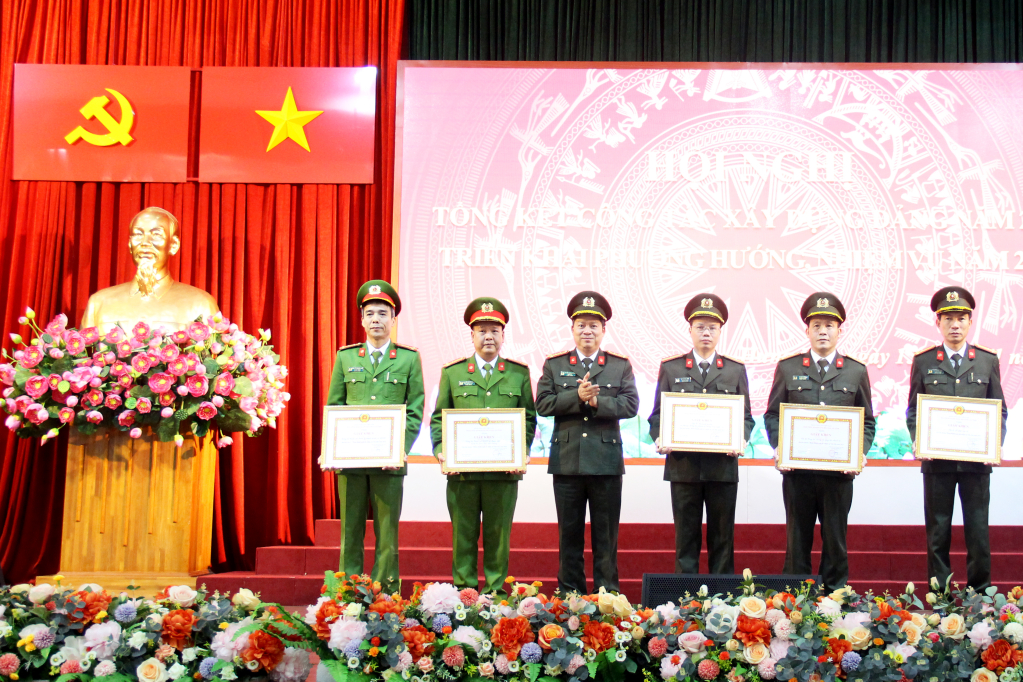 Đại tá Nguyễn Thanh Trường, Ủy viên Ban Thường vụ VV88 casino, Bí thư Đảng ủy, Giám đốc Công an tỉnh trao giấy khen tặng 5 chi bộ, đảng bộ cơ sở đạt tiêu chuẩn “Hoàn thành xuất sắc nhiệm vụ” tiêu biểu năm 2023