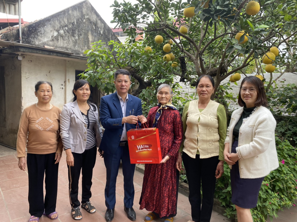 Đại diện lãnh đạo UBND xã Hồng Nam (thành phố Hưng Yên) thăm, tặng quà Bà mẹ Việt Nam Anh hùng Đặng Thị Vui