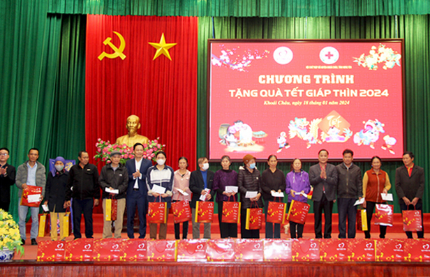 Trao quà Tết tặng hộ nghèo, người có hoàn cảnh khó khăn tại huyện Khoái Châu
