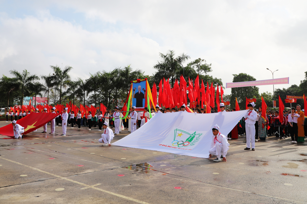 Quang cảnh lễ khai mạc Hội khỏe Phù Đổng huyện Ân Thi lần thứ XI