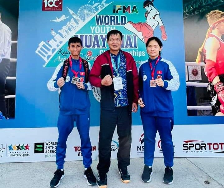 VĐV Nguyễn Hữu Hùng (ngoài cùng bên trái) tại Giải vô địch Muay trẻ thế giới 2023
