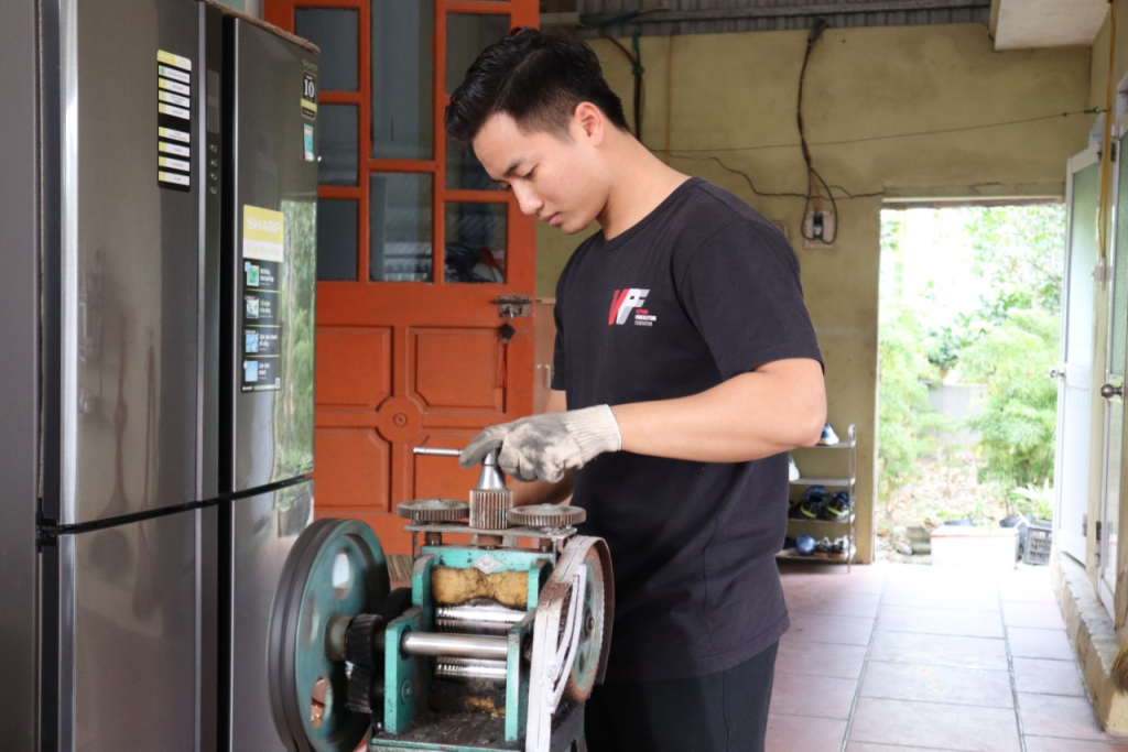 Sản xuất tại làng nghề chạm bạc Huệ Lai, xã Phù Ủng (Ân Thi)