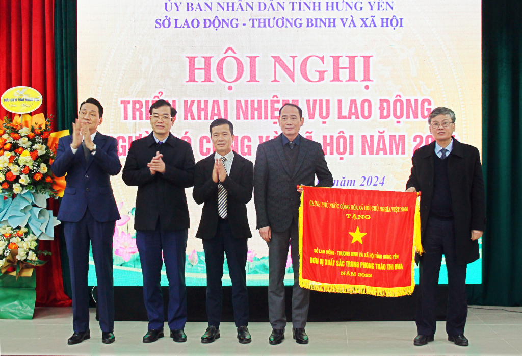 Thừa ủy quyền của Thủ tướng Chính phủ, đồng chí Nguyễn Duy Hưng, Phó Chủ tịch UBND tỉnh trao Cờ thi đua của Chính phủ tặng Sở Lao động – Thương binh và Xã hội