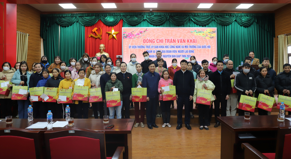 Các đại biểu tặng quà đoàn viên, người lao động tại huyện Phù Cừ