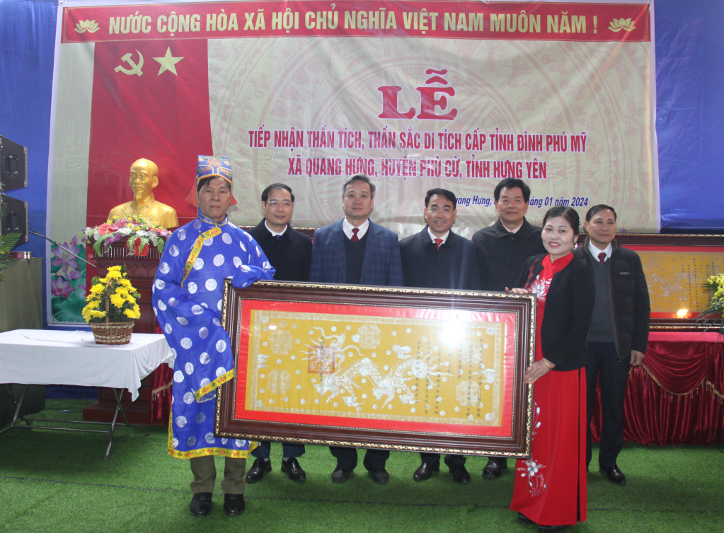 Cán bộ và Nhân dân xã Quang Hưng tiếp nhận thần tích, thần sắc của đình Phú Mỹ 