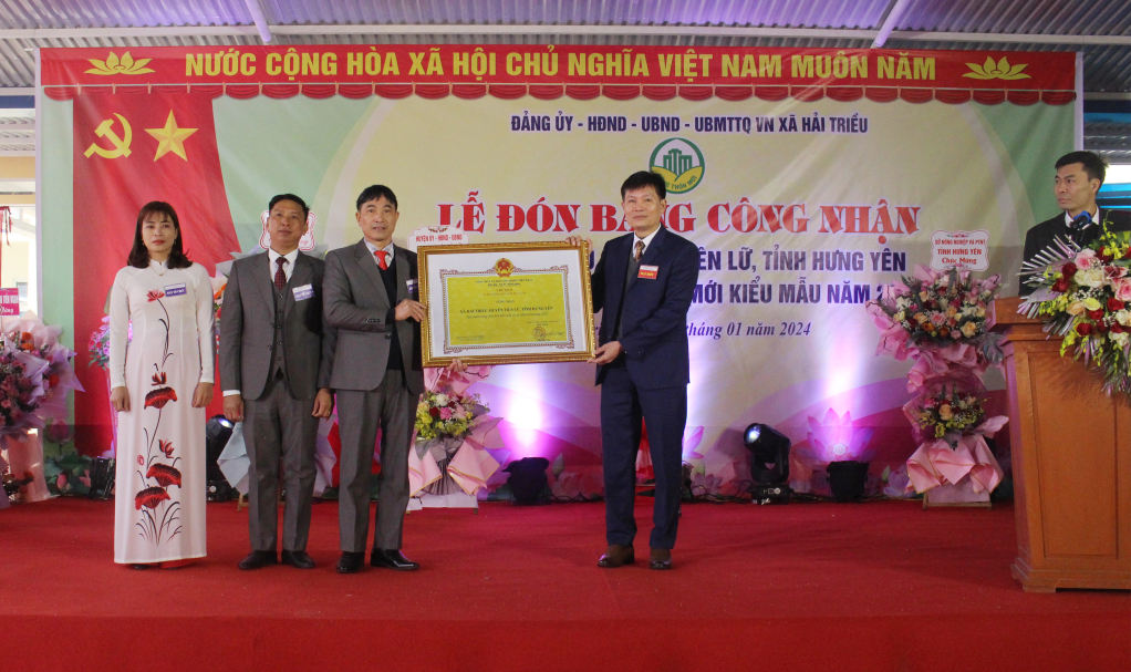 Trao Bằng công nhận xã đạt chuẩn NTM kiểu mẫu năm 2023 tặng Đảng bộ, chính quyền và Nhân dân xã Hải Triều