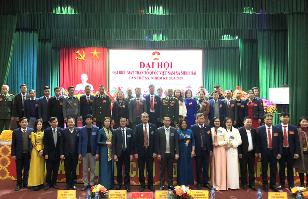 Ủy ban MTTQ Việt Nam xã Minh Hải, nhiệm kỳ 2024 – 2029 chụp ảnh lưu niệm với các đại biểu