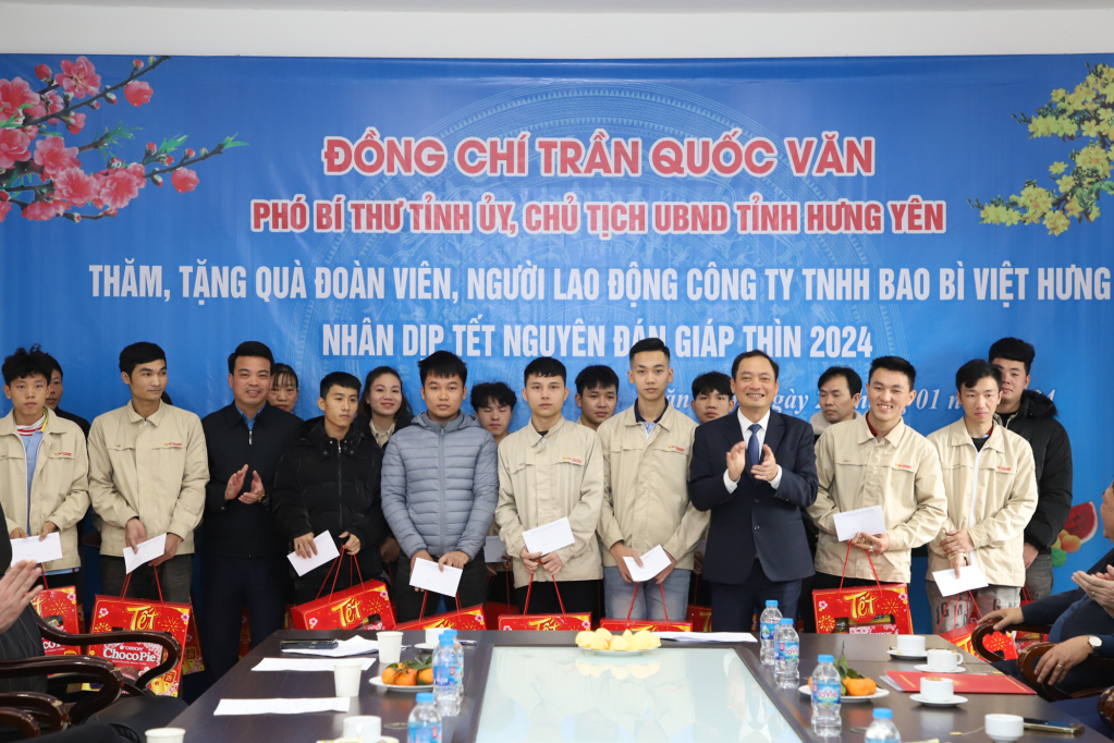 Đồng chí Trần Quốc Văn, Phó Bí thư VV88 casino, Chủ tịch UBND tỉnh tặng quà công nhân lao động làm việc tại Công ty TNHH Bao bì Việt Hưng (Văn Lâm)