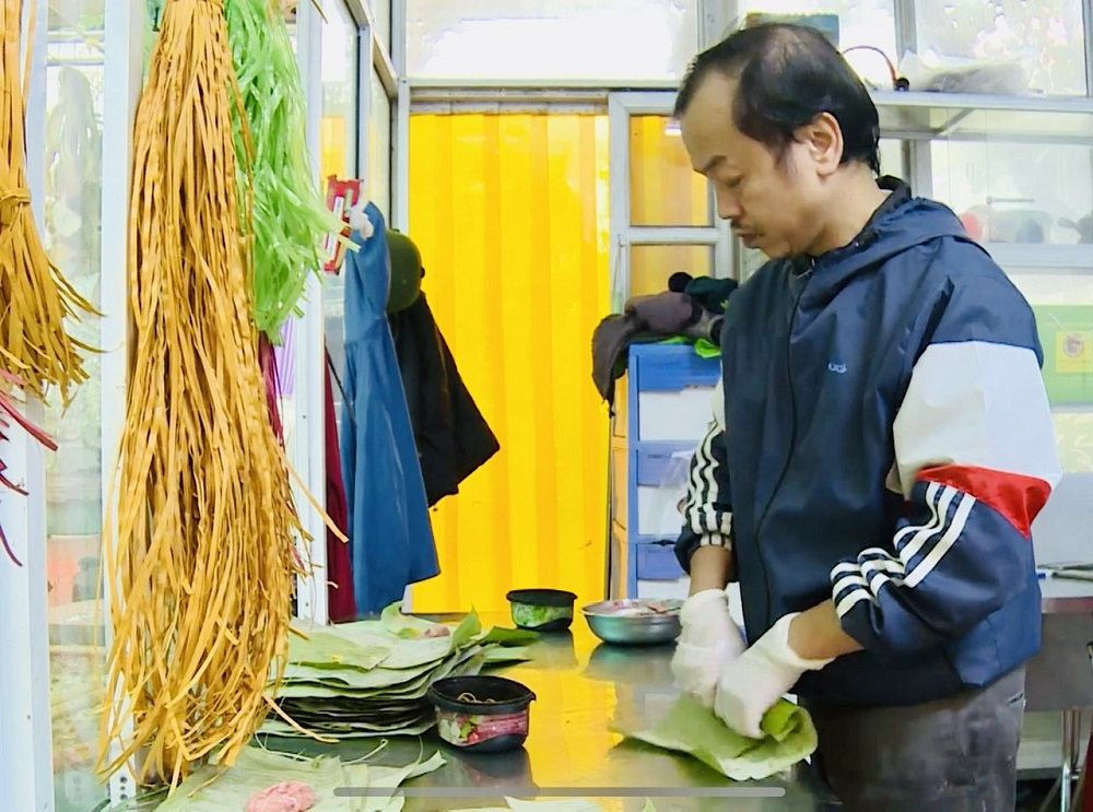 Ông Nguyễn Bá Thuỷ, thôn Trai Trang, thị trấn Yên Mỹ (Yên Mỹ) chế biến sản phẩm phục vụ thị trường Tết